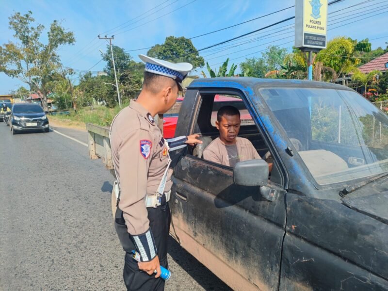 Anggota Satlantas Polres Pulang Pisau, Memberi Teguran Kepada Pengemudi Yang Tidak Menggunakan Sabuk Pengaman dengan baik