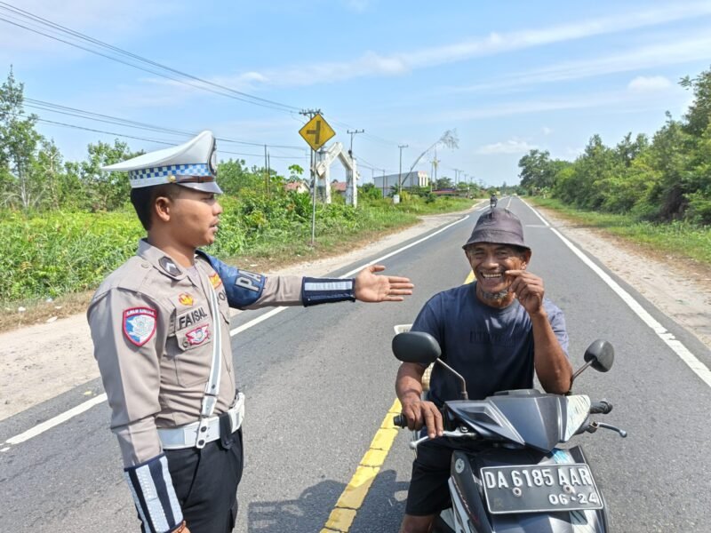 Terapkan Disiplin Dalam Berlalu Lintas, Unit Kamsel Lakukan Teguran Kepada Pengendara Tidak Pakai Helm
