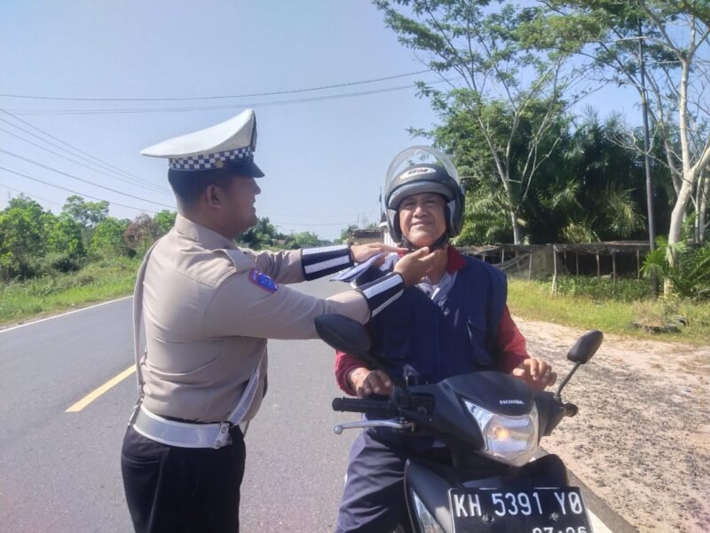 Kampanye ‘Klik Biar Selamat’, Ajak Pengendara Motor Pakai Helm dengan Benar