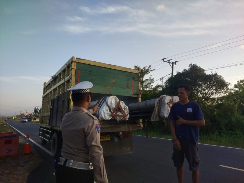 Satlantas Polres Pulang Pisau Tegur Pengemudi Kendaraan Kelebihan Muatan