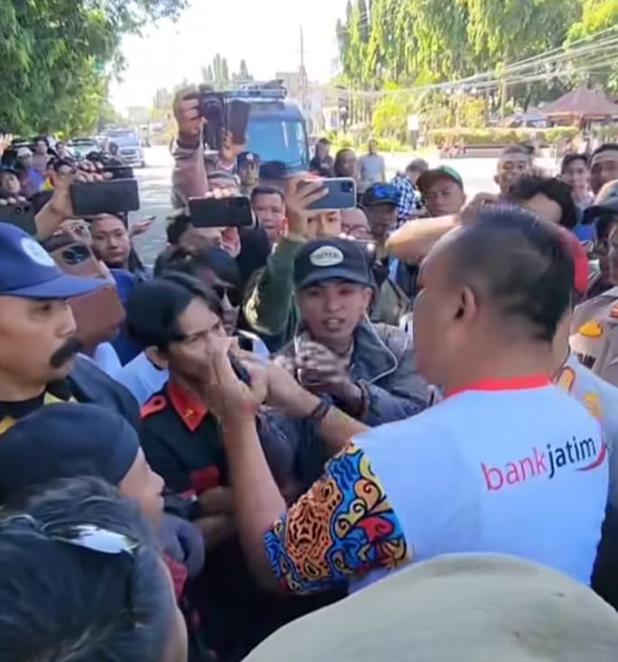 Diduga Dianiaya,dan dpersekusi Wartawan Situbondo Dilarikan ke Rumah Sakit Setelah Bersitegang dengan Bupati pada saat meliput unras