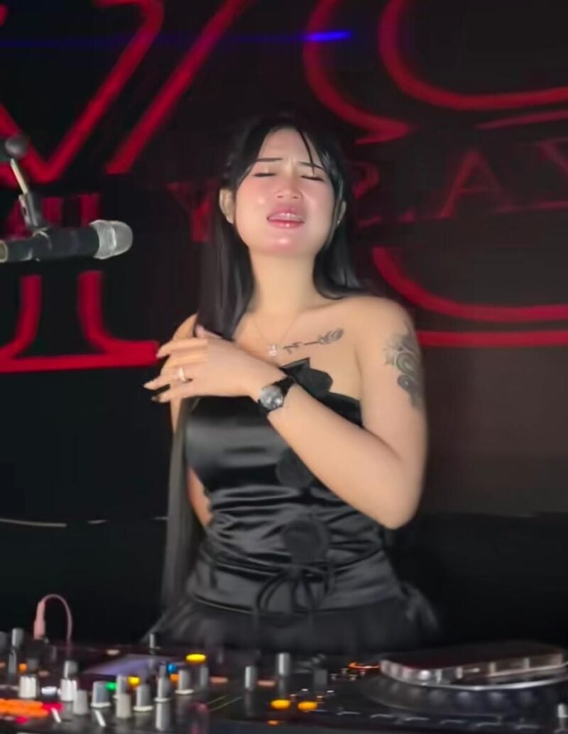 DJ Divanna yang Berparas Cantik imut yang Membius Pengunjuk