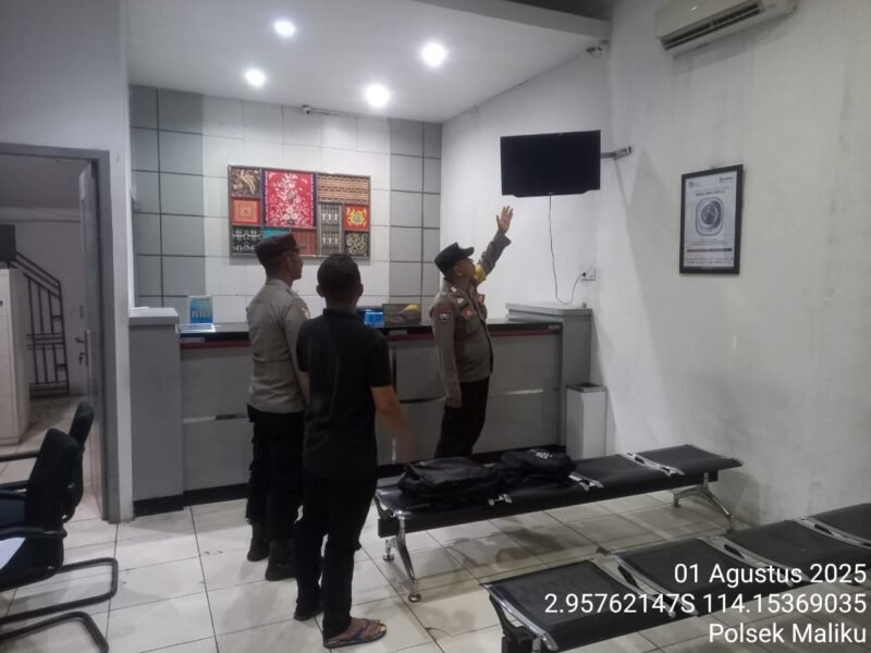 Personel Polsek Maliku Sampaikan Himbauan Kamtibmas dalam Pelaksanaan Kegiatan Patroli Malam.