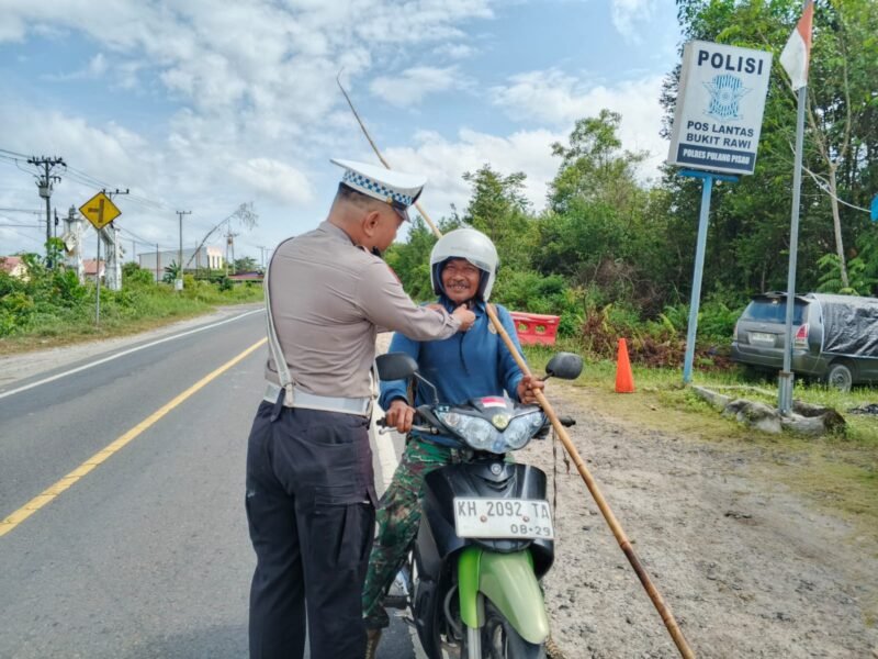 Satlantas Polres Pulang Pisau Sosialisasi Penggunaan Helm dengan Benar