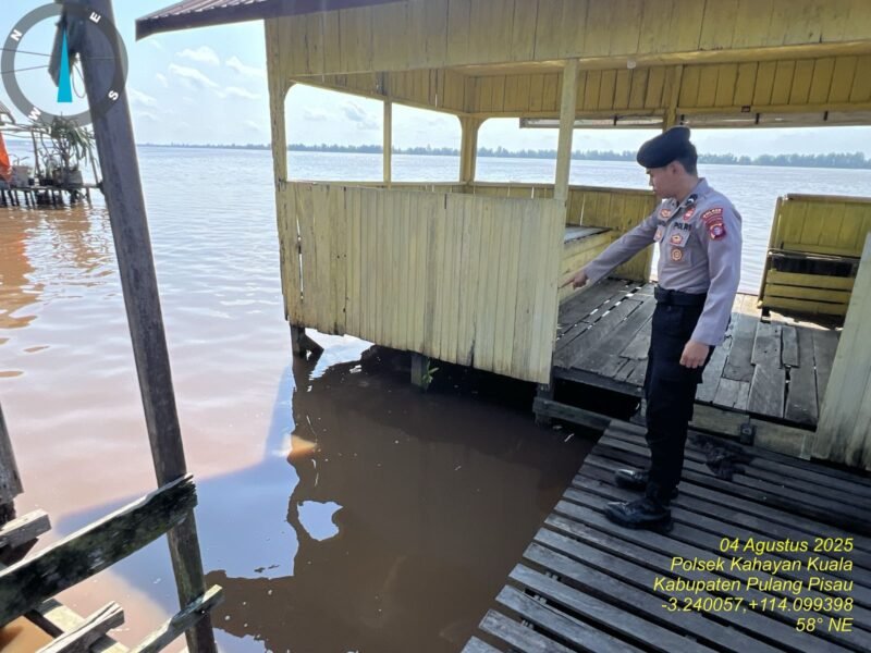 Personel Polsek Kahayan Kuala melaksanakan kegiatan monitoring & obsevasi debit air Sei Kahayan wilayah Kecamatan Kahayan Kuala