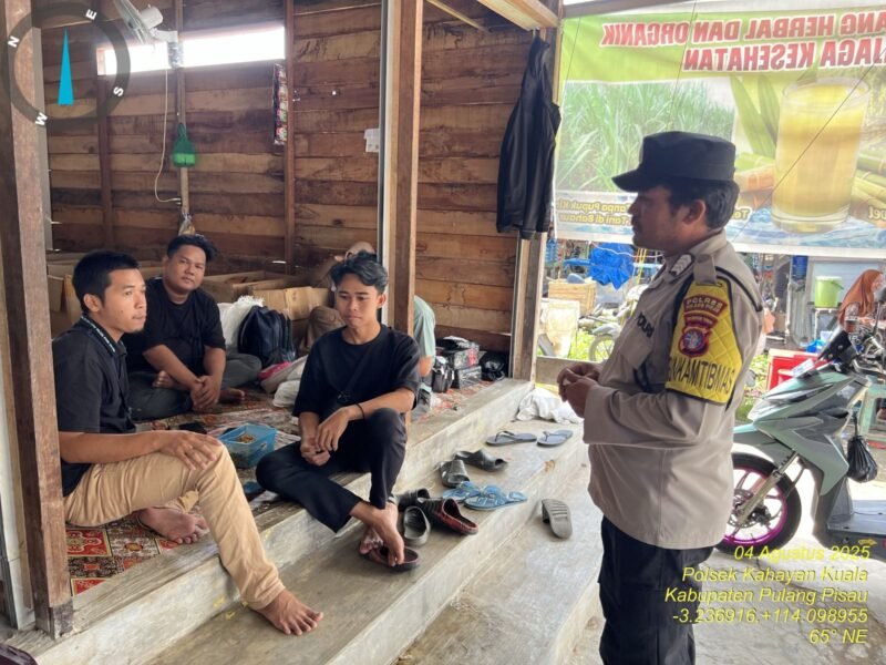 Personel Polsek Kahayan Kuala menyampaikan pesan Kamtibmas, dan Himbauan kamtibmas dan mendukung Program pemerintah terkait ketahanan pangan