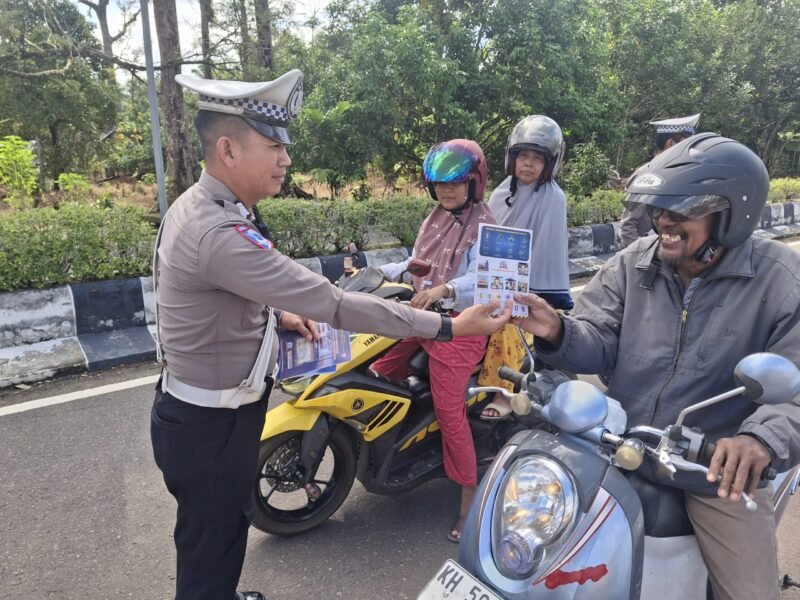 Satlantas Polres Pulang Pisau Bagikan Brosur Imbauan Kamseltibcarlantas