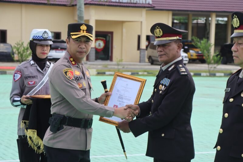 Dua Perwira Polri Purna Tugas, Kapolres Pulang Pisau Pimpin Upacara Wisuda Purna Bakti