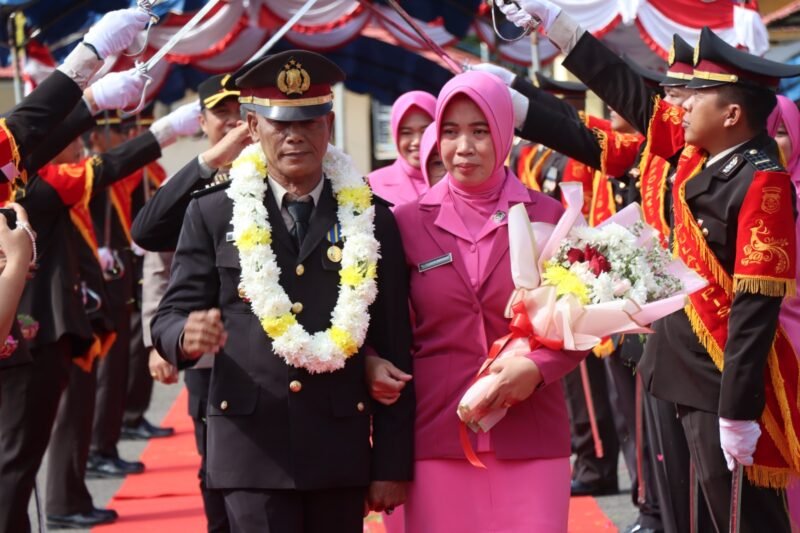 Wisuda Purna Wirabakti AKP Nono Tarsono & AKP Daspin, Ditutup Tradisi Pedang Pora yang Mengharukan