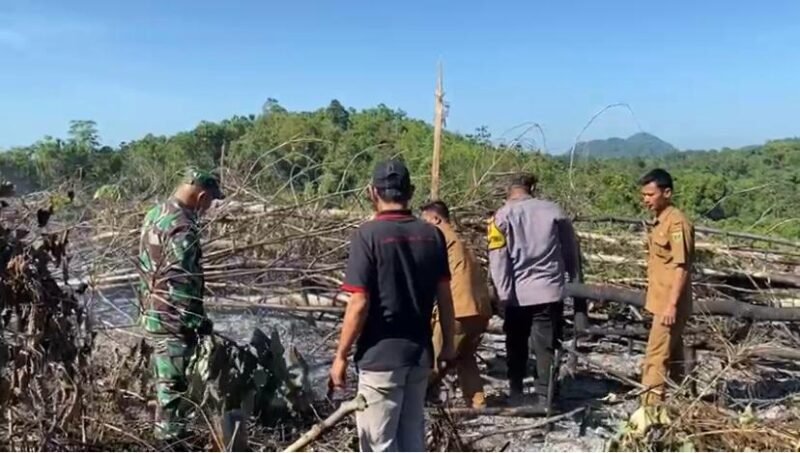 Babinsa Koramil 1008-01/Muara Uya Laksanakan Patroli Dan Sosialisasi Bahaya Pembakaran Lahan Di Desa Binjai