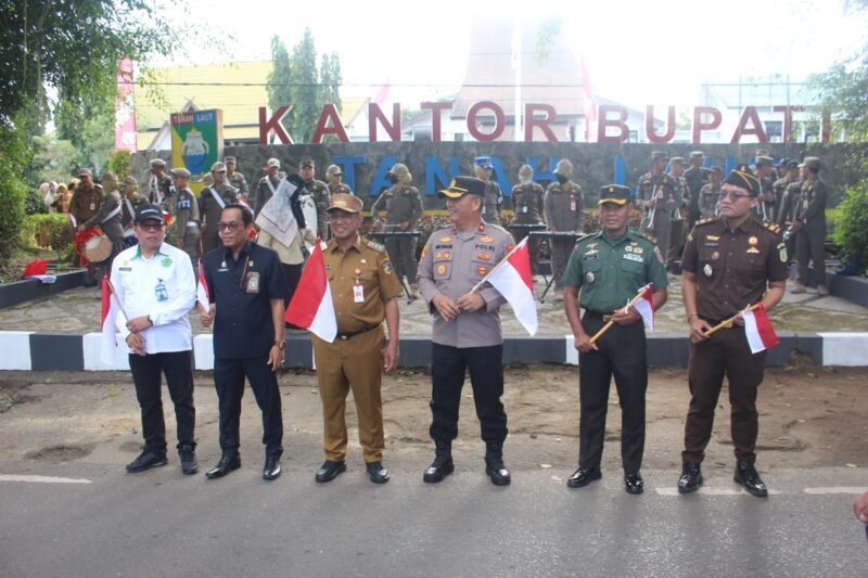 Kasdim 1009/Tanah Laut Menghadiri Pencanangan Gerakan Pembagian Bendera Merah Putih Tahun 2025