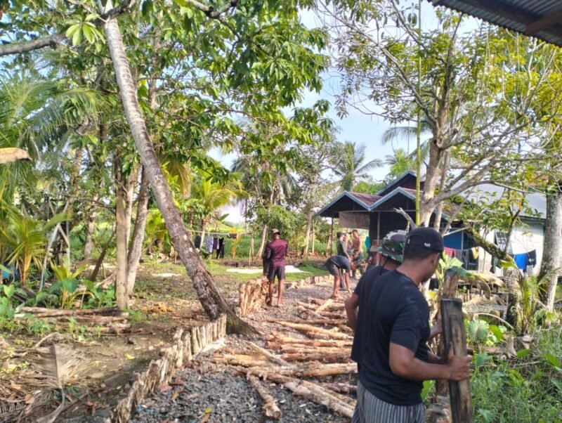 Satgas TMMD ke-125 Kodim 1007/Banjarmasin Lanjutkan Pemasangan Siring di Jalan Kuin Kecil
