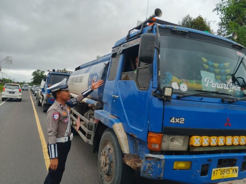 Anggota Satlantas Polres Pulang Pisau, Memberi Teguran Kepada Pengemudi Yang Tidak Menggunakan Sabuk Pengaman dengan baik