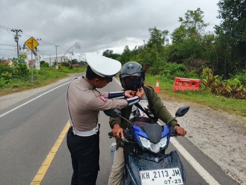 Satlantas Polres Pulang Pisau Sosialisasi, Penggunaan Helm dengan Benar