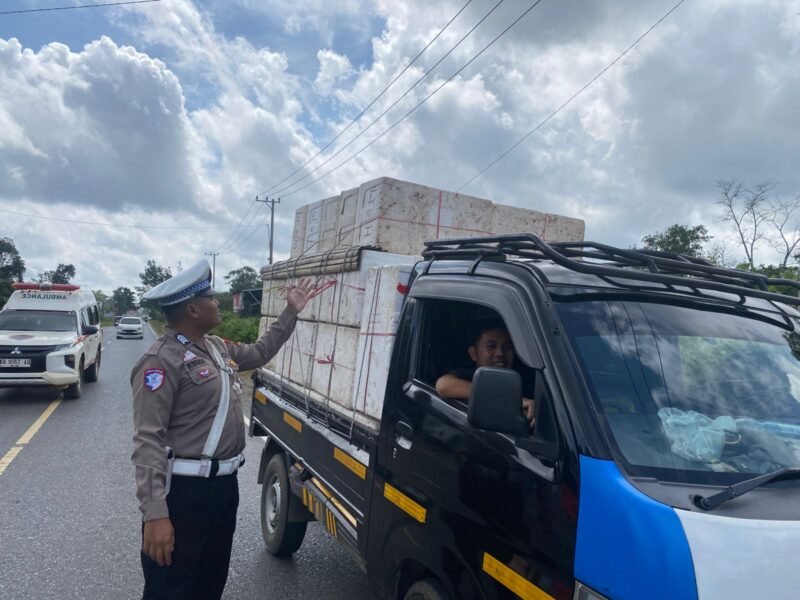 Satlantas Polres Pulang Pisau Tegur Pengemudi Kendaraan Kelebihan Muatan