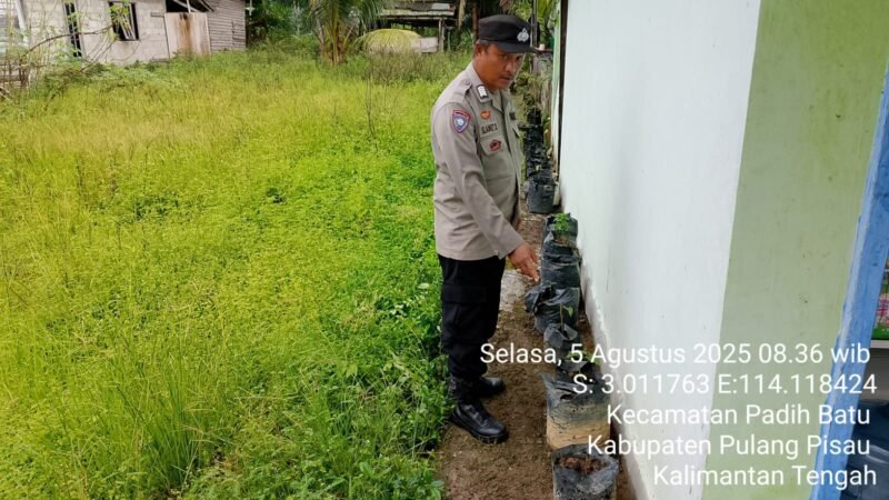 Bhabinkamtibmas Desa Dandang Sambangi Masyarakat Desa Binaan sekaligus Sisipkan Pesan Kamtibmas terkait pemanpaatan perkarangan Untuk Menanam Tanaman Pangan Bergizi