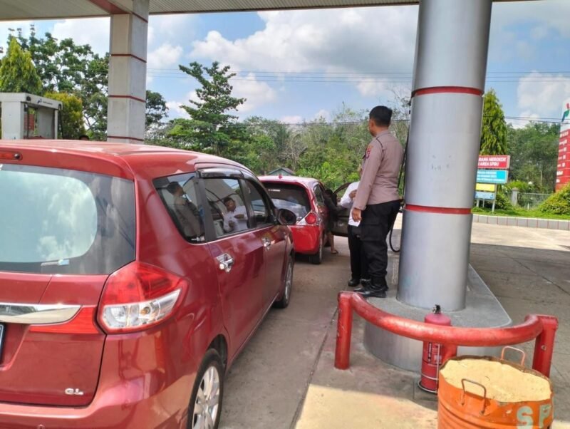 PERSONEL SAT BINMAS SAMBANGI SPBU DI PULANG PISAU UNTUK JAGA KAMTIBMAS