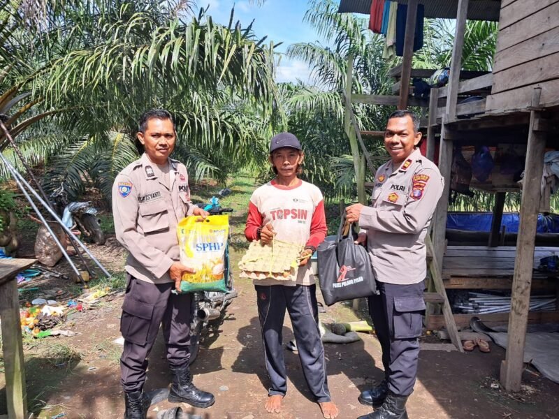 Peduli Masyarakat.. Satbinmas Polres Pulang Pisau Bagikan Sembako kepada Warga Kurang Mampu