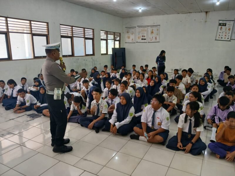 Pelajar SMP Diedukasi Tertib Lalu Lintas dan Pentingnya Helm SNI oleh Satlantas Polres Pulang Pisau