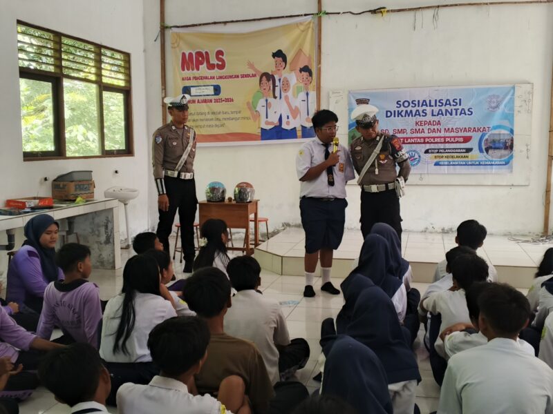 Klik Helm Sebelum Melaju! Satlantas Polres Pulang Pisau Sosialisasikan Etika Berlalu Lintas ke Siswa SMP