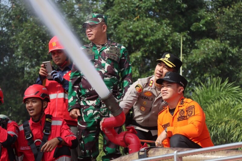 Kolaborasi Lapangan: Kapolres dan Bupati Pulang Pisau Uji Langsung Alat Damkar di Tengah Simulasi Penanganan Karhutla