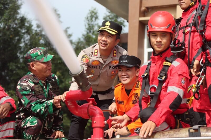 Cek Kesiapan Penanggulangan Kebakaran, Kapolres dan Bupati Operasikan Alat Damkar