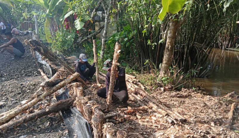 Gotong Royong Satgas TMMD Ke-125 Bersama Warga Bangun Badan Siring Jalan Di Kuin Kecil