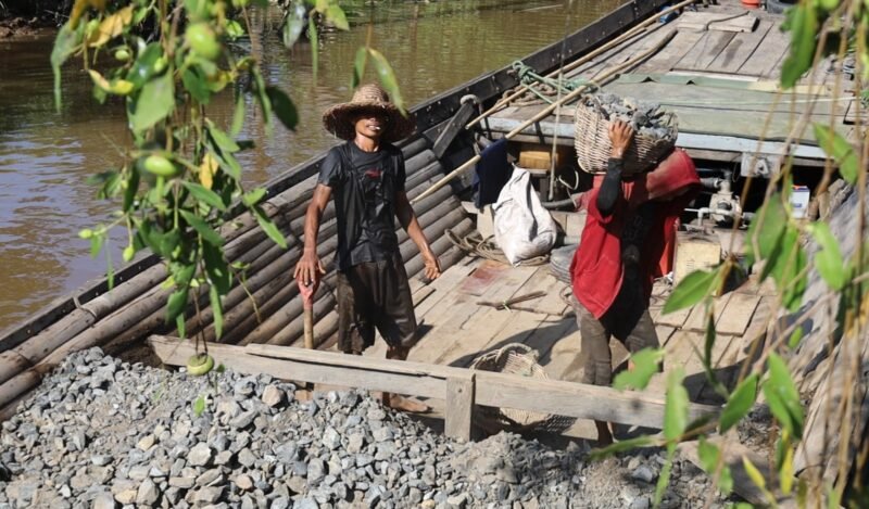 TNI Manunggal Bersama Warga Kuin Kecil Angkut Material Untuk Pengurukan Jalan