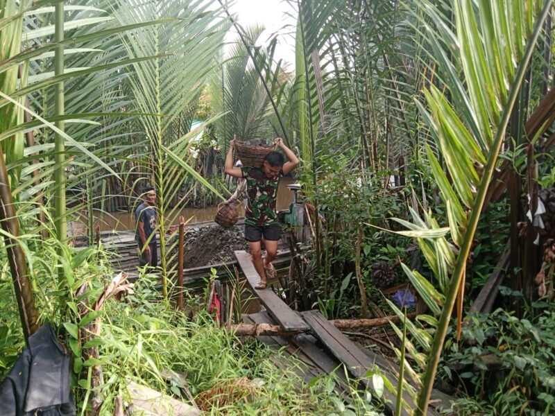 Satgas TMMD Ke-125 Kodim 1007/Banjarmasin Terima Material Untuk Pengurukan Jalan Di Kuin Kecil