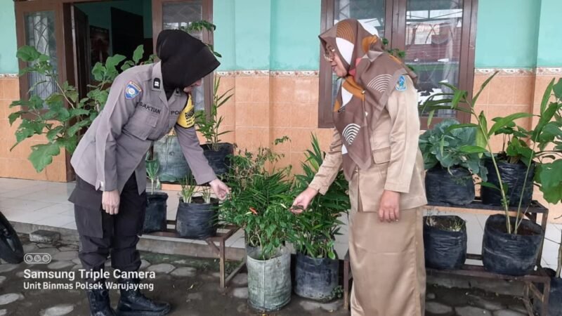 Bhabinkamtibmas Tanjunganom Dukung Ketahanan Pangan Lewat Pemanfaatan Lahan Pekarangan