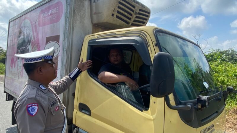 Anggota Satlantas Polres Pulang Pisau, Memberi Teguran Kepada Pengemudi Yang Tidak Menggunakan Sabuk Pengaman dengan baik