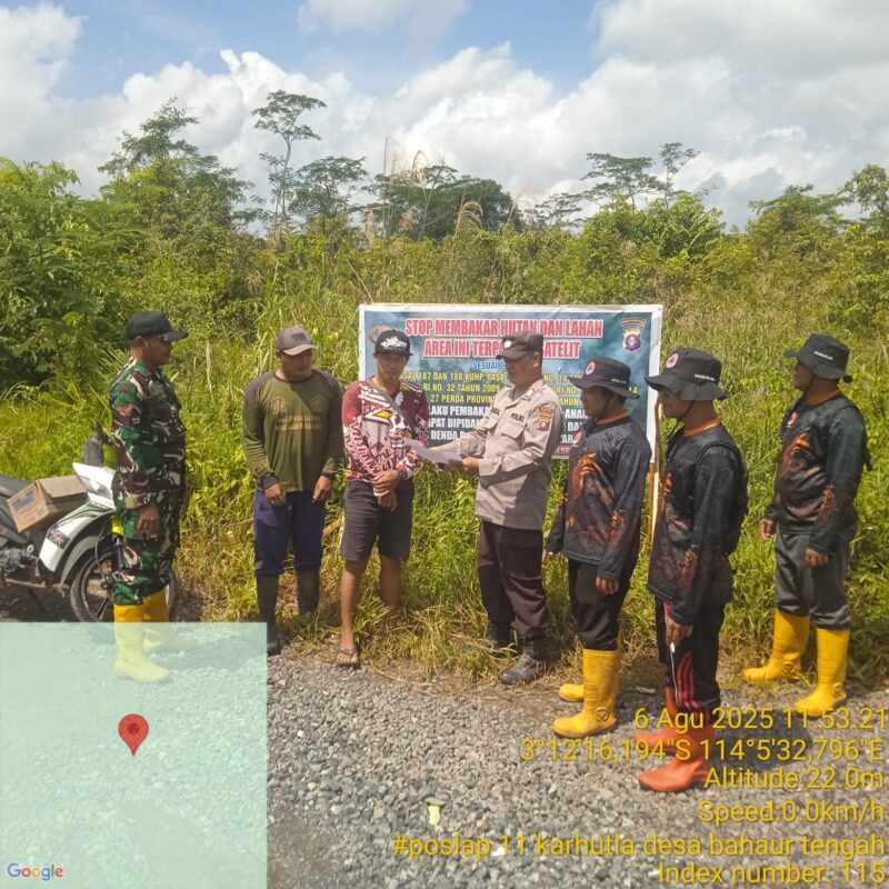 Personel Polsek Kahayan Kuala sambangi warga dan Memberikan himbauan Tentang Larangan Membakar hutan dan lahan.