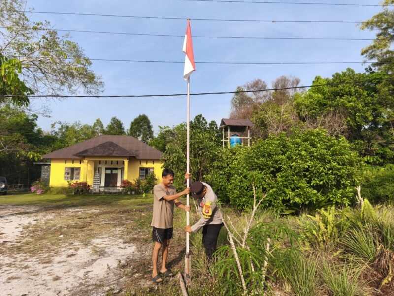 Semarak Kemerdekaan ke-80, Polres Pulang Pisau Bagikan Bendera Merah Putih Lewat Bhabinkamtibmas kepada Warga