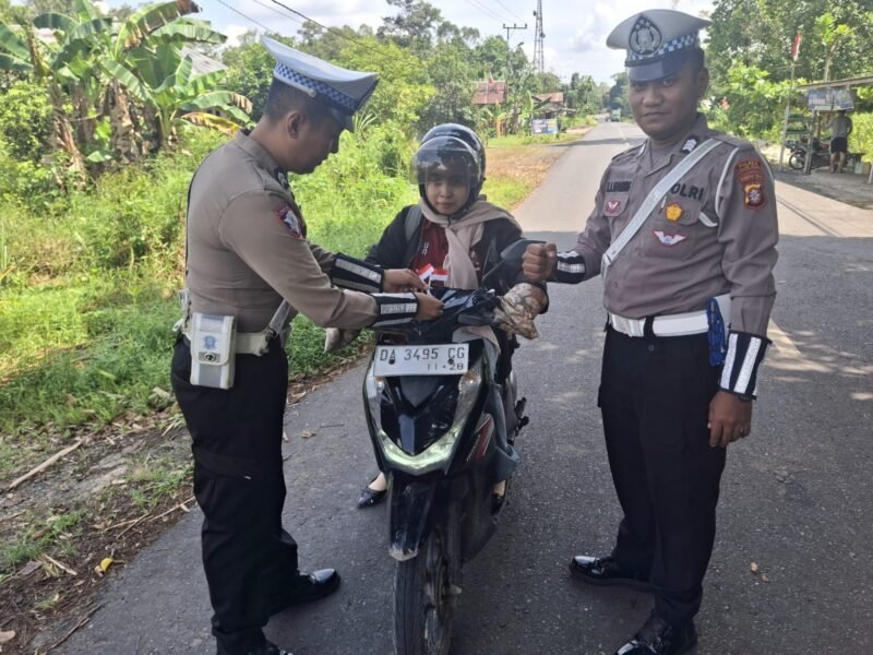 Polantas Menyapa Jelang HUT RI ke-80, Satlantas Polres Pulang Pisau Bagikan Bendera dan Ajak Warga Kibarkan Merah Putih