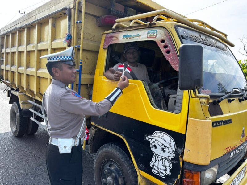Gerakan Polantas Menyapa: Satlantas Polres Pulang Pisau Bagikan Bendera dan Ajak Warga Kibarkan Merah Putih