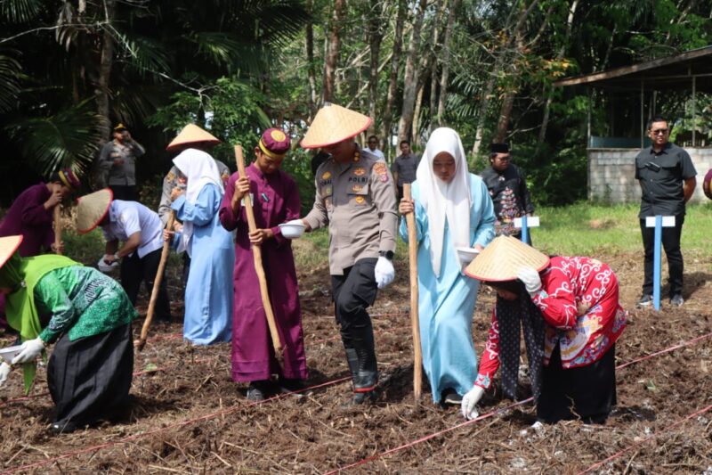 Wujudkan Kemandirian Pangan, Polres Pulang Pisau dan Ponpes Sabilarrasyad Gelar Tanam Jagung