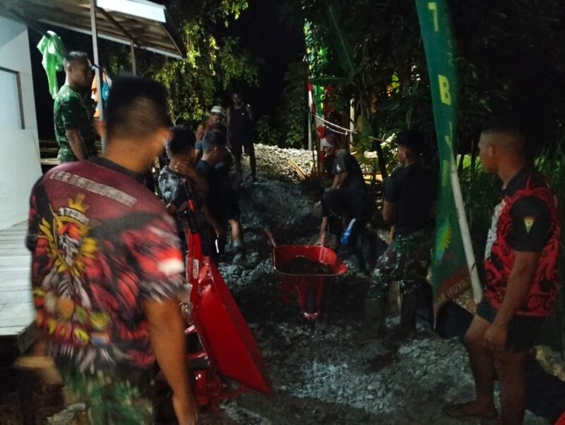Satgas TMMD ke-125 Kodim 1007/Banjarmasin dan Warga Lakukan Pengurukan Jalan di Malam Hari