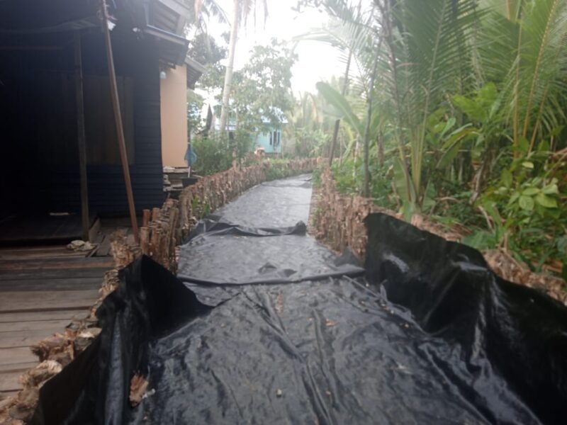 Satgas TMMD ke-125 Kodim 1007/Banjarmasin Pasang Geotex Bersama Warga di Kuin Kecil