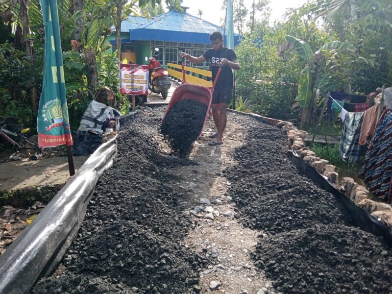 Gotong Royong Satgas TMMD ke-125 dan Warga Kuin Kecil, Uruk Jalan Demi Akses Lebih Baik