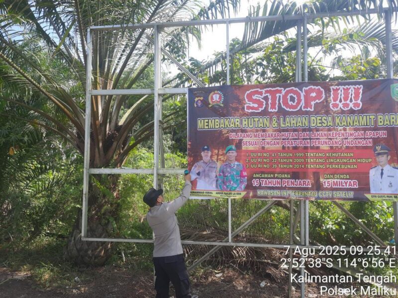 Pemasangan Spanduk Mengantisipasi Karhutla, Ini Yang Dilakukan Personil Polsek Maliku