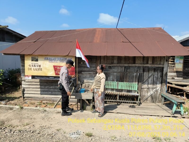 Kegiatan dalam rangka menyambut Hari Ulang Tahun ke-80 Kemerdekaan Republik Indonesia Polsek Sebangau Kuala membagikan bendera merah putih.