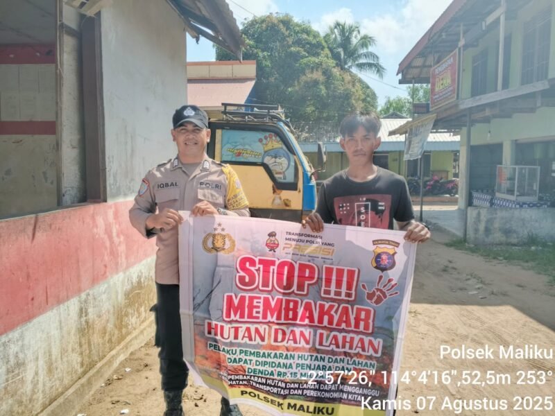 Menggunakan Spanduk Tentang Larangan Karhutla Upaya Cegah Karhutla Oleh Personil Polsek Maliku