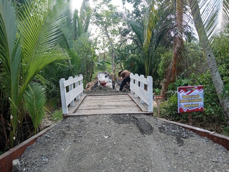 Satgas TMMD ke-125 Kodim 1007/Banjarmasin Cat Jembatan di Kuin Kecil, Warga Senang