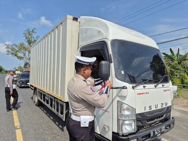 Bertajuk ““Gerakan Polantas Menyapa” Sat Lantas Polres Pulang Pisau Bagikan Bendera Merah Putih Jelang HUT RI ke-80