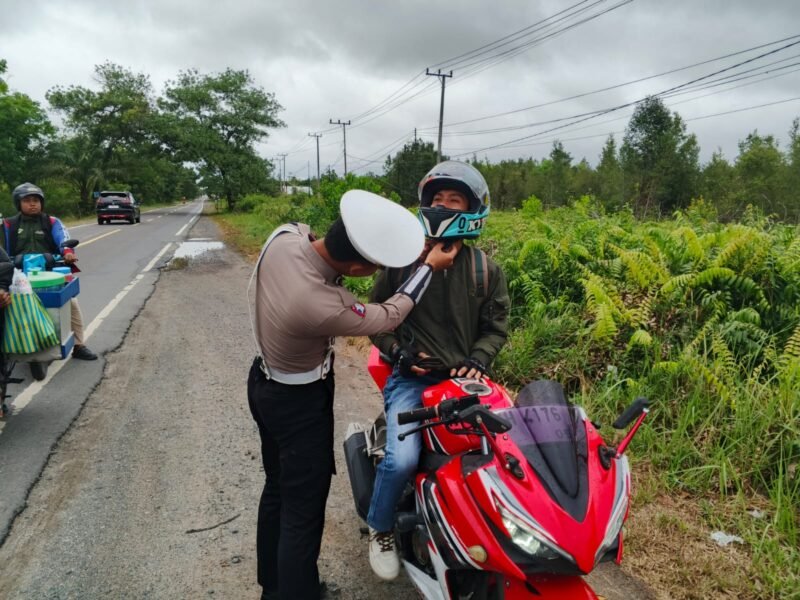 Satlantas Polres Pulang Pisau Sosialisasi Penggunaan Helm dengan Benar