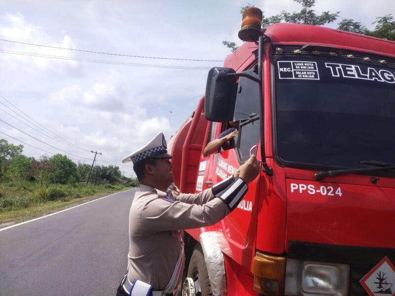 Polisi Membagikan Bendera Merah Putih Jelang HUT RI