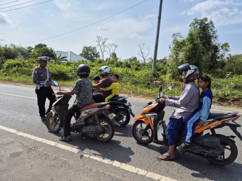 Sat Lantas Polres Pulang Pisau Laksanakan Himbauan Kamseltibcarlantas Secara Humanis untuk Cegah Kecelakaan