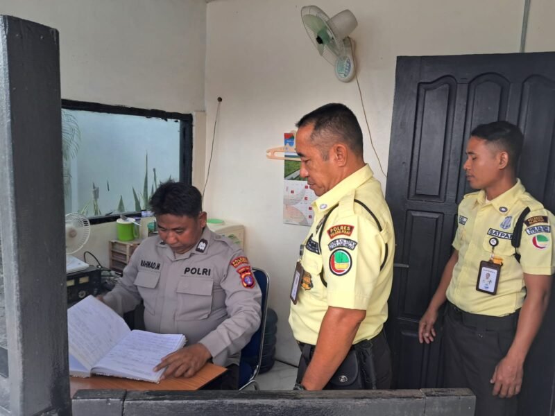 Kanit Binkamsa Sat Binmas Polres Pulang Pisau Sambangi kantor Bank Kalteng