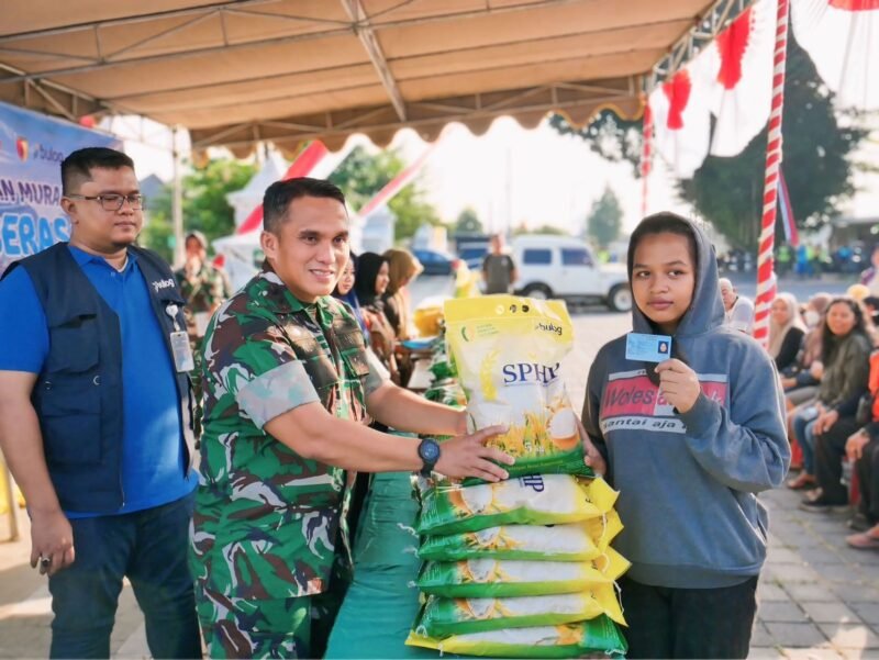 Sinergi Kodim 0808/Blitar Dan Bulog Salurkan Beras SPHP Untuk Warga Lewat Gerakan Pangan Murah