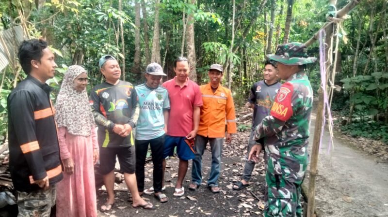 Babinsa Koramil 1008-06/Banua Lawas – Pugaan Bersama BPBD Laksanakan Sosialisasi Karhutla di Desa Pugaan